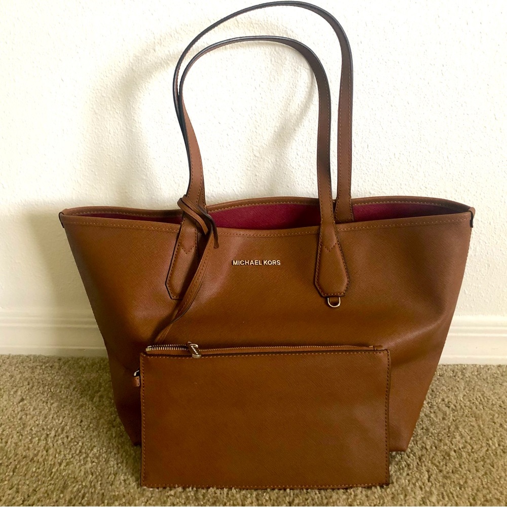 Michael Kors large lightweight tote. Attached small zipped clutch . Like new!